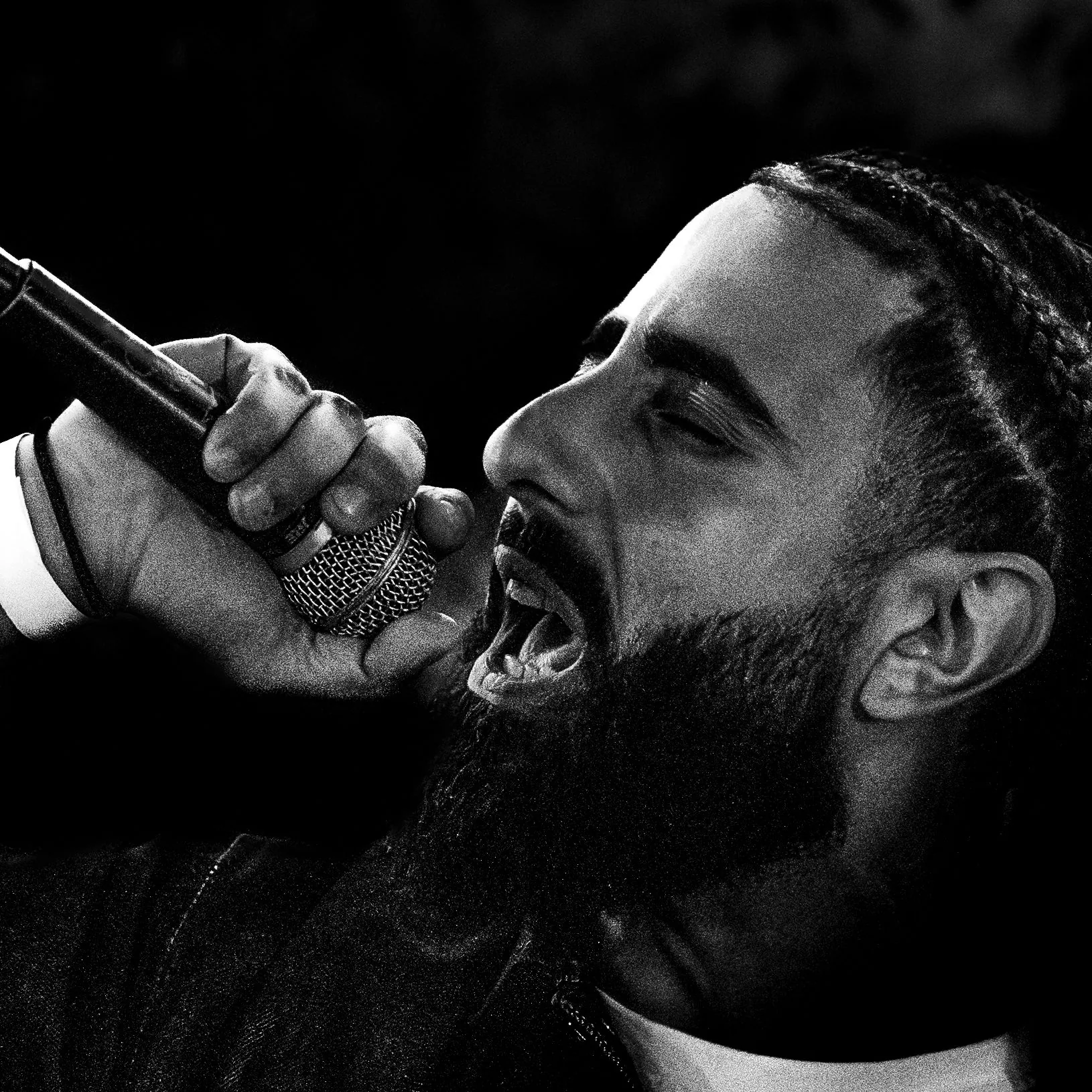 Profil d'un rappeur qui crie dans le micro
