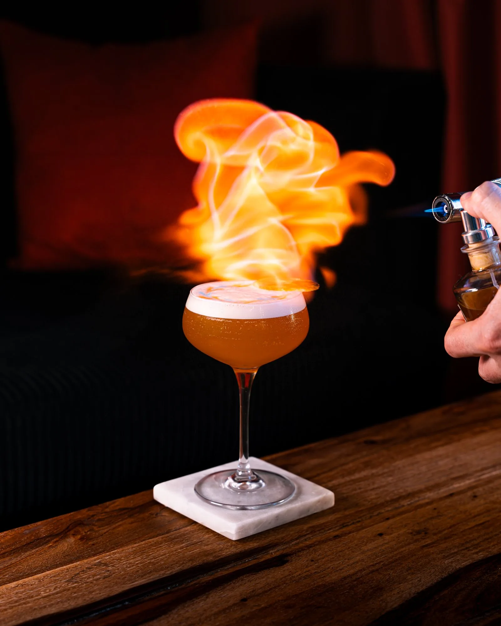 Cocktail flambé au chalumeau