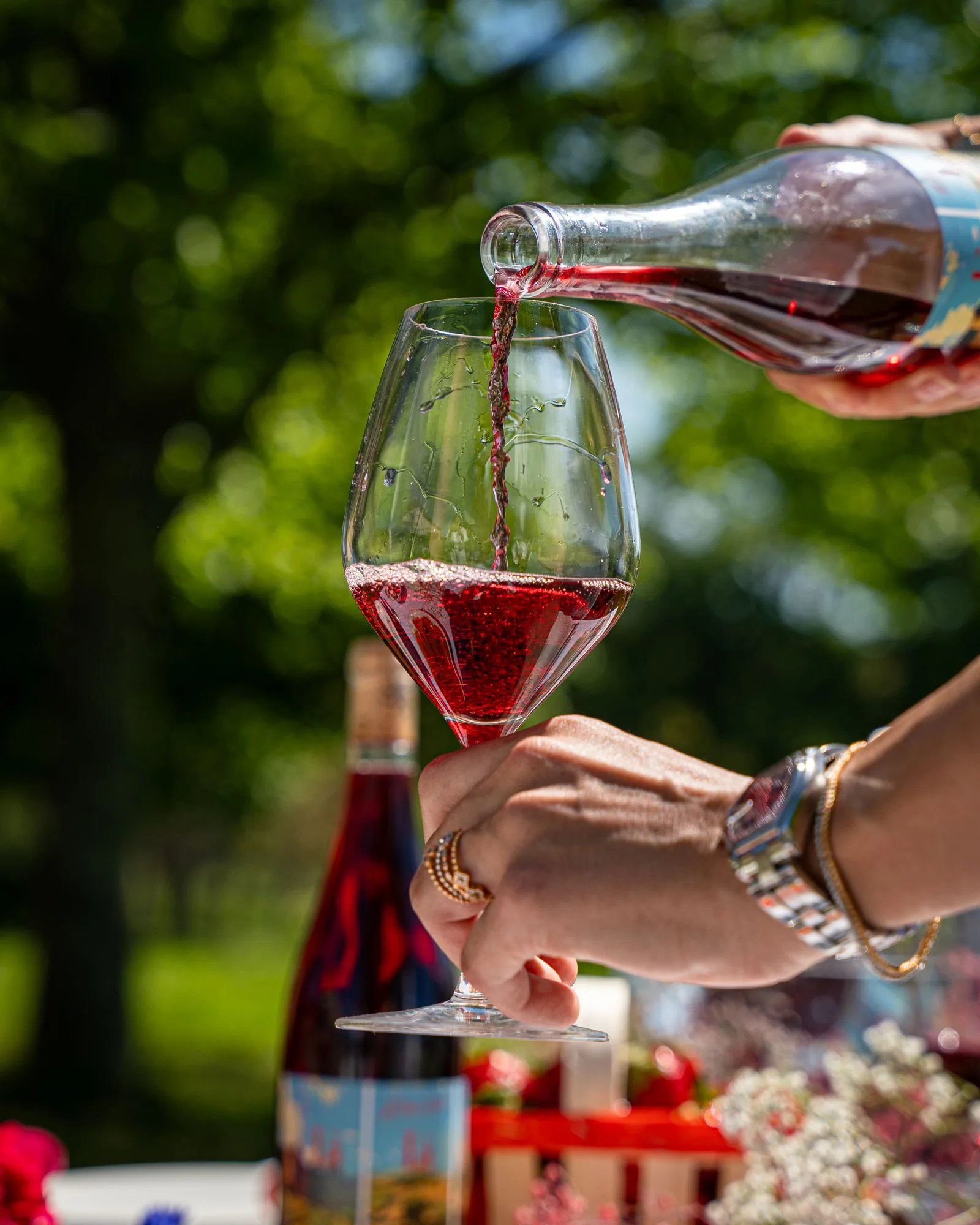 Le vin versé dans un verre