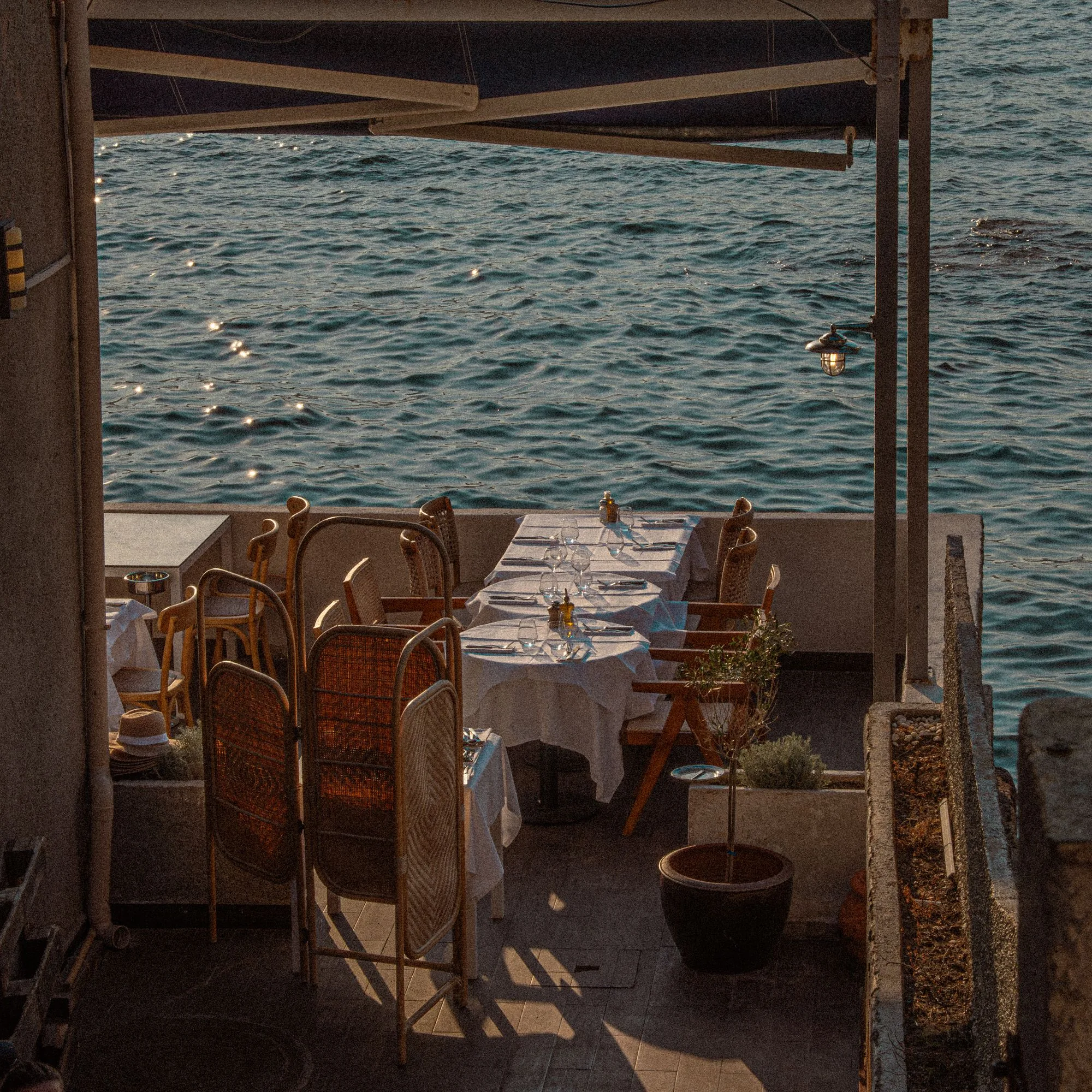 Une terrasse de restaurant face à la mer