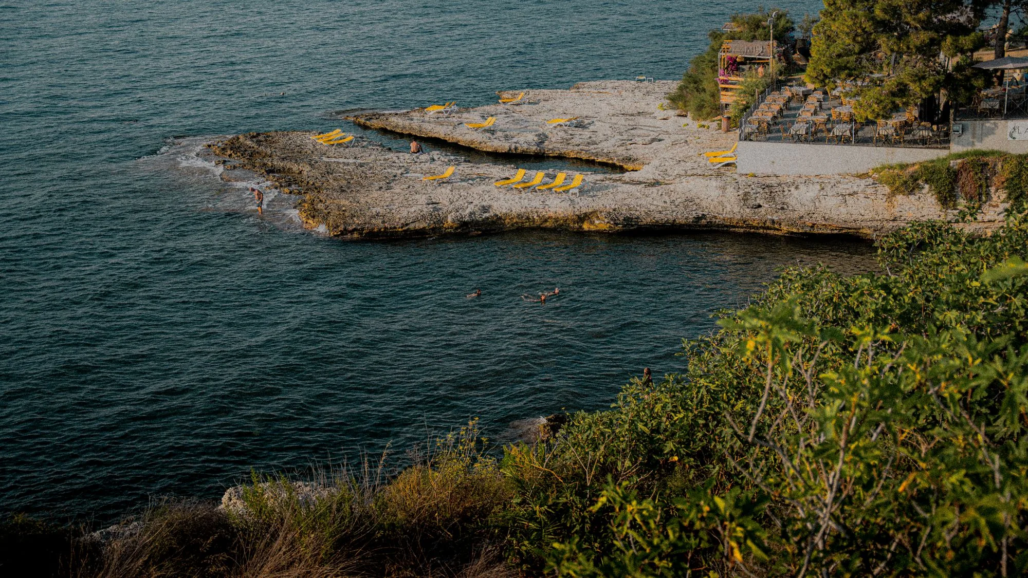 La pointe rocheuse et la mer au coucher du soleil