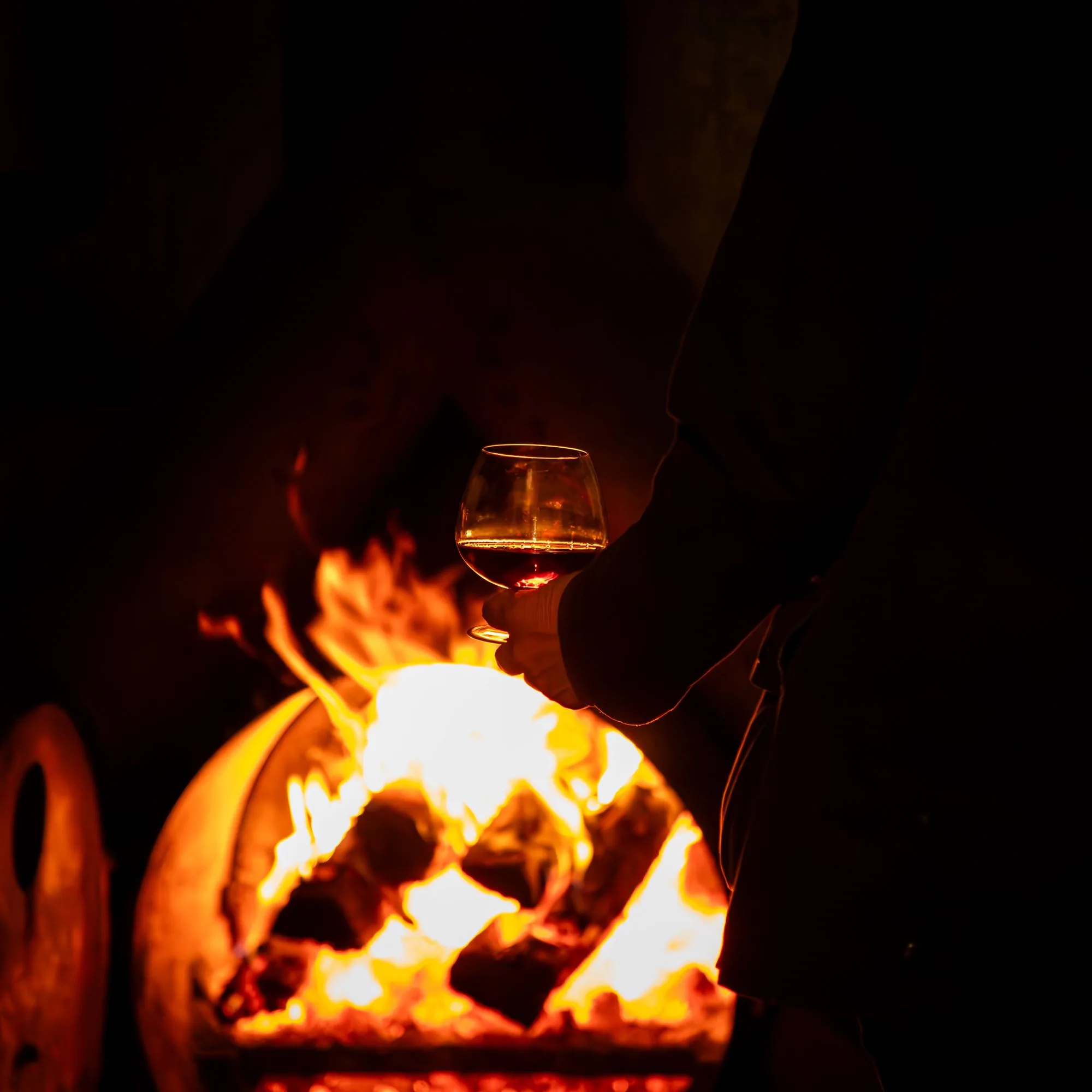 Verre d'armagnac devant le feu de l'alambic