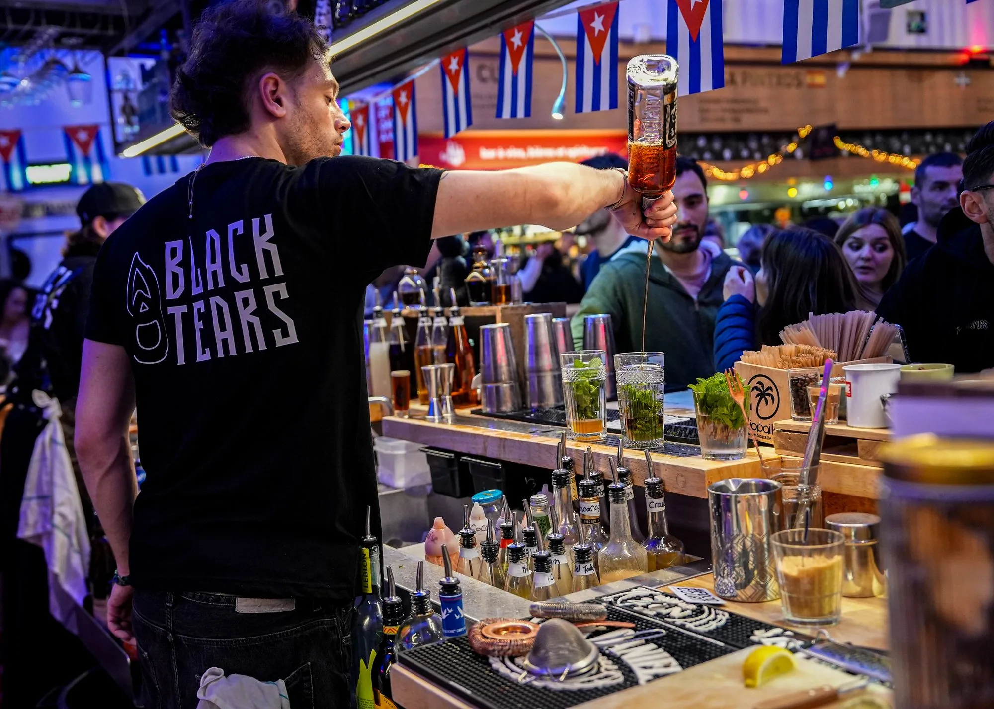 Le bar en pleine soirée