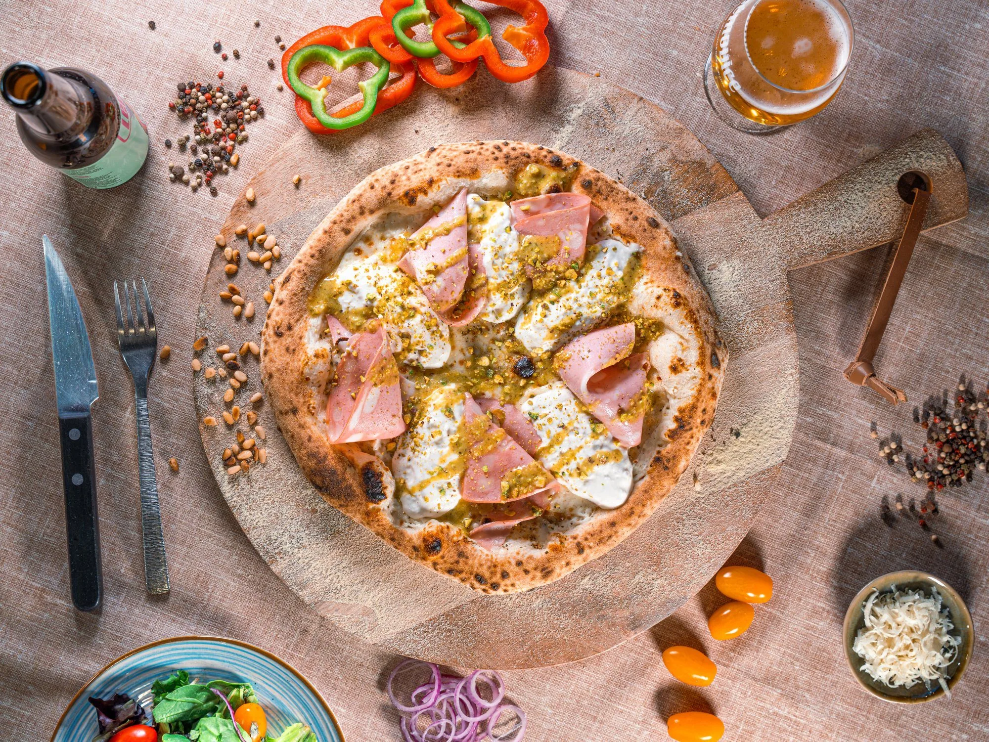 Pizza au jambon vue de dessus, bières et poivrons