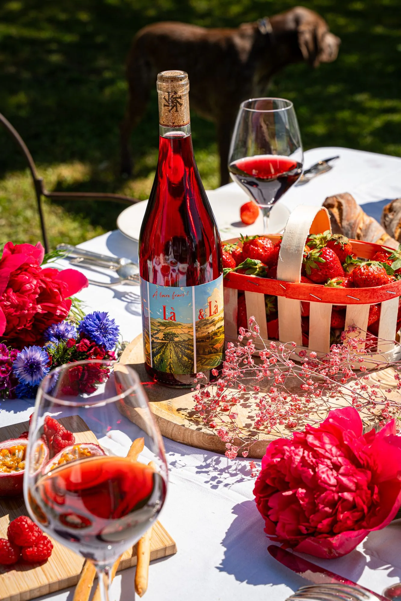 Panier de fraises, pivoines et verre de vin