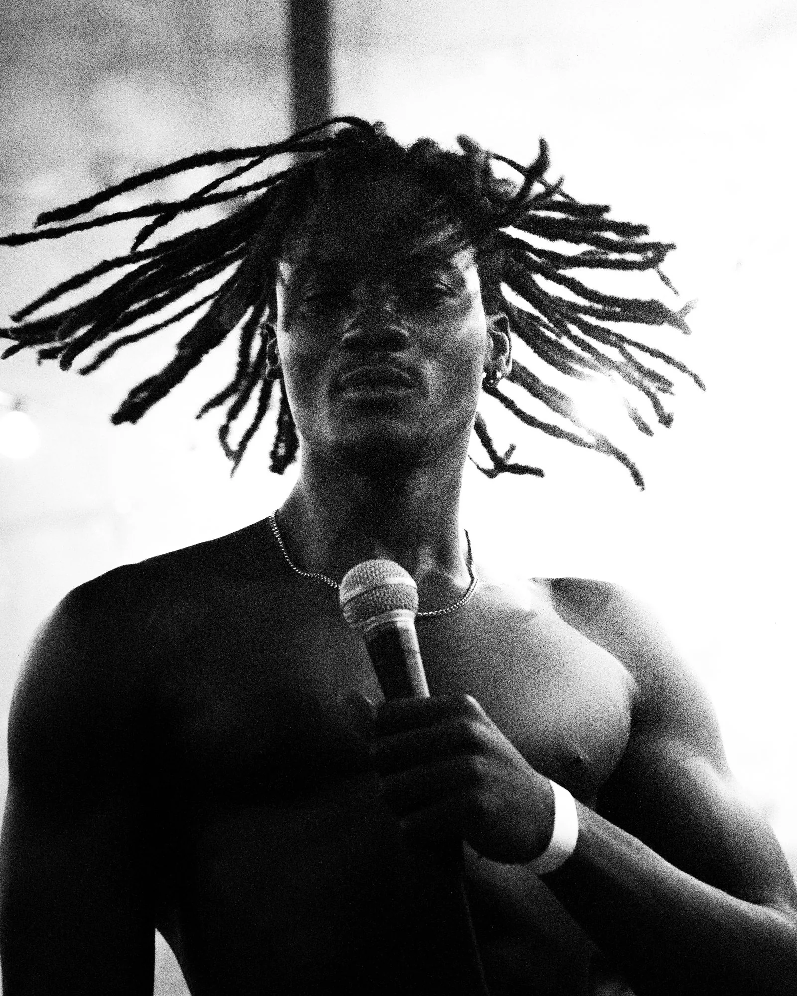 Rappeur torse nu, dreadlocks en mouvement
