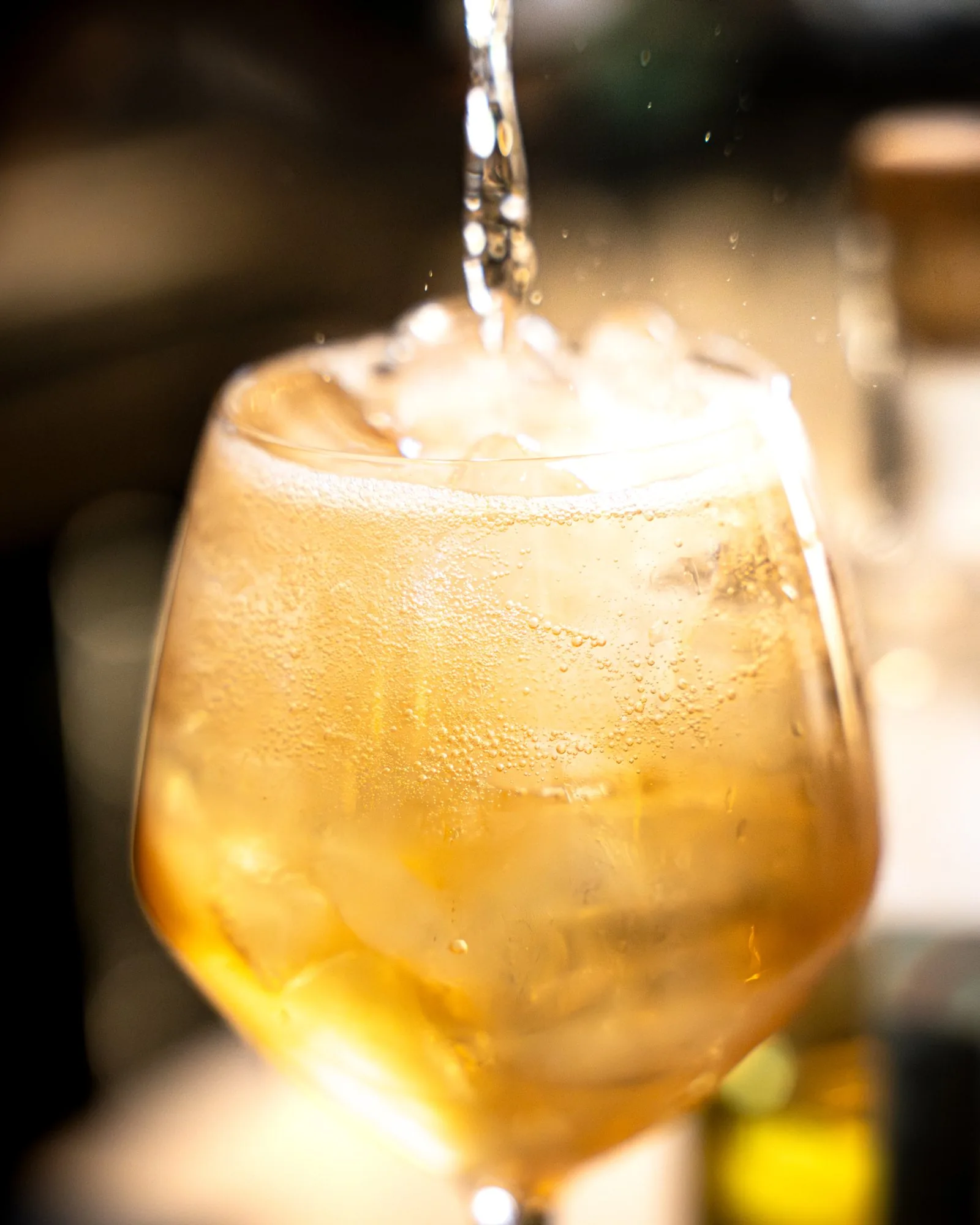 Un verre versé sur la glace