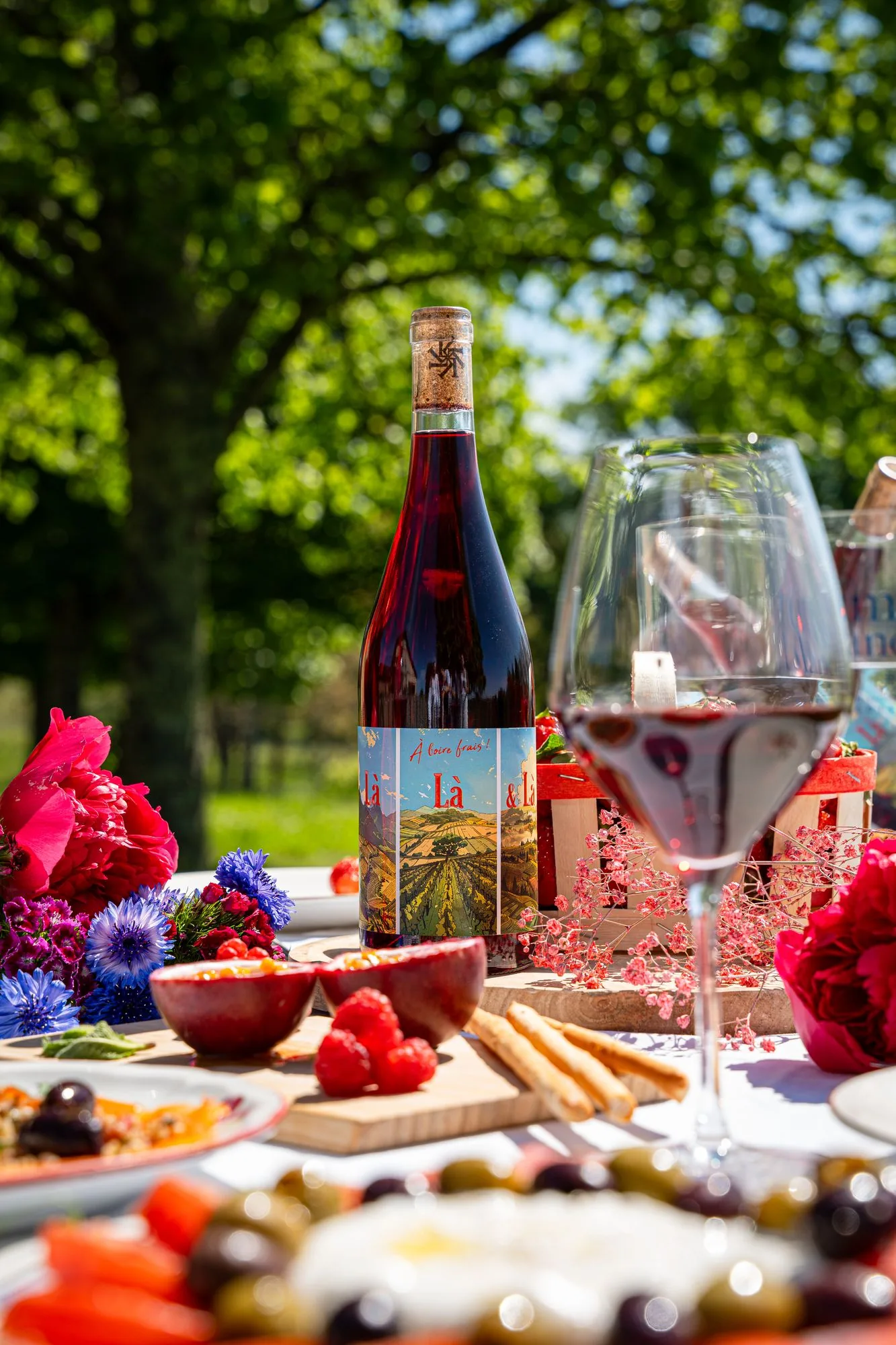 Bouteille, verre et fleurs