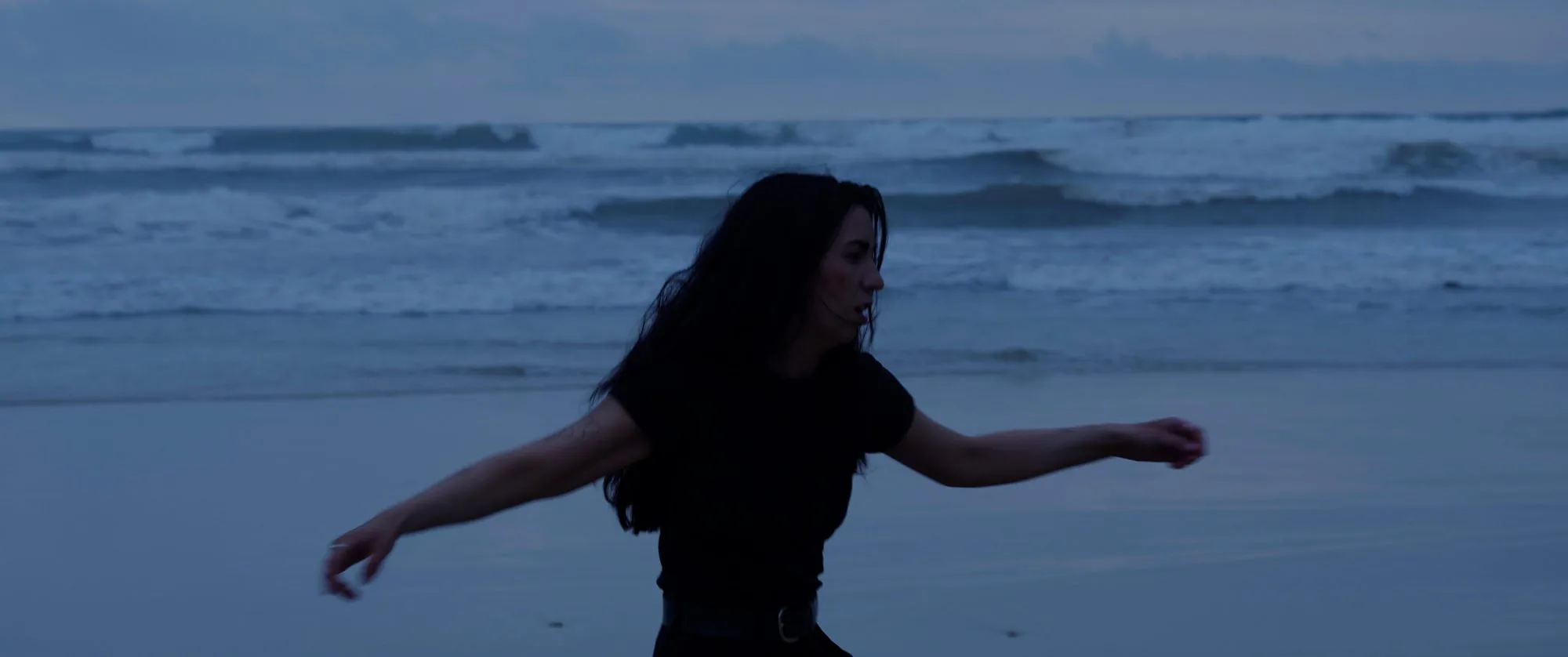 La danseuse, bras ouverts face à la mer