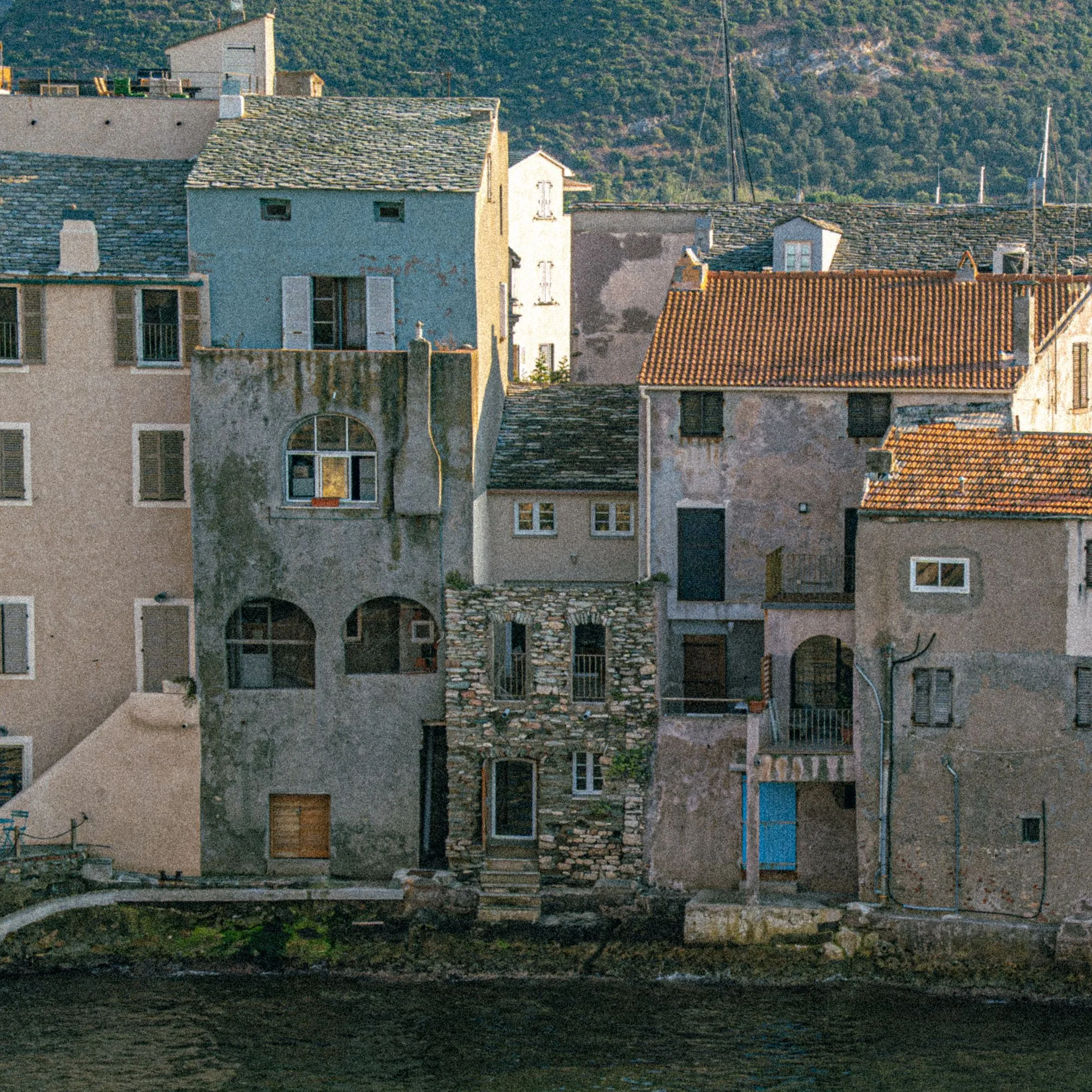 Façades anciennes au bord de l'eau