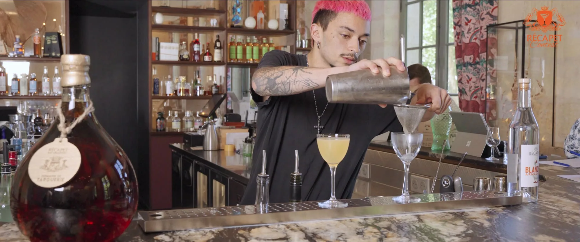 Barman aux cheveux roses au shaker