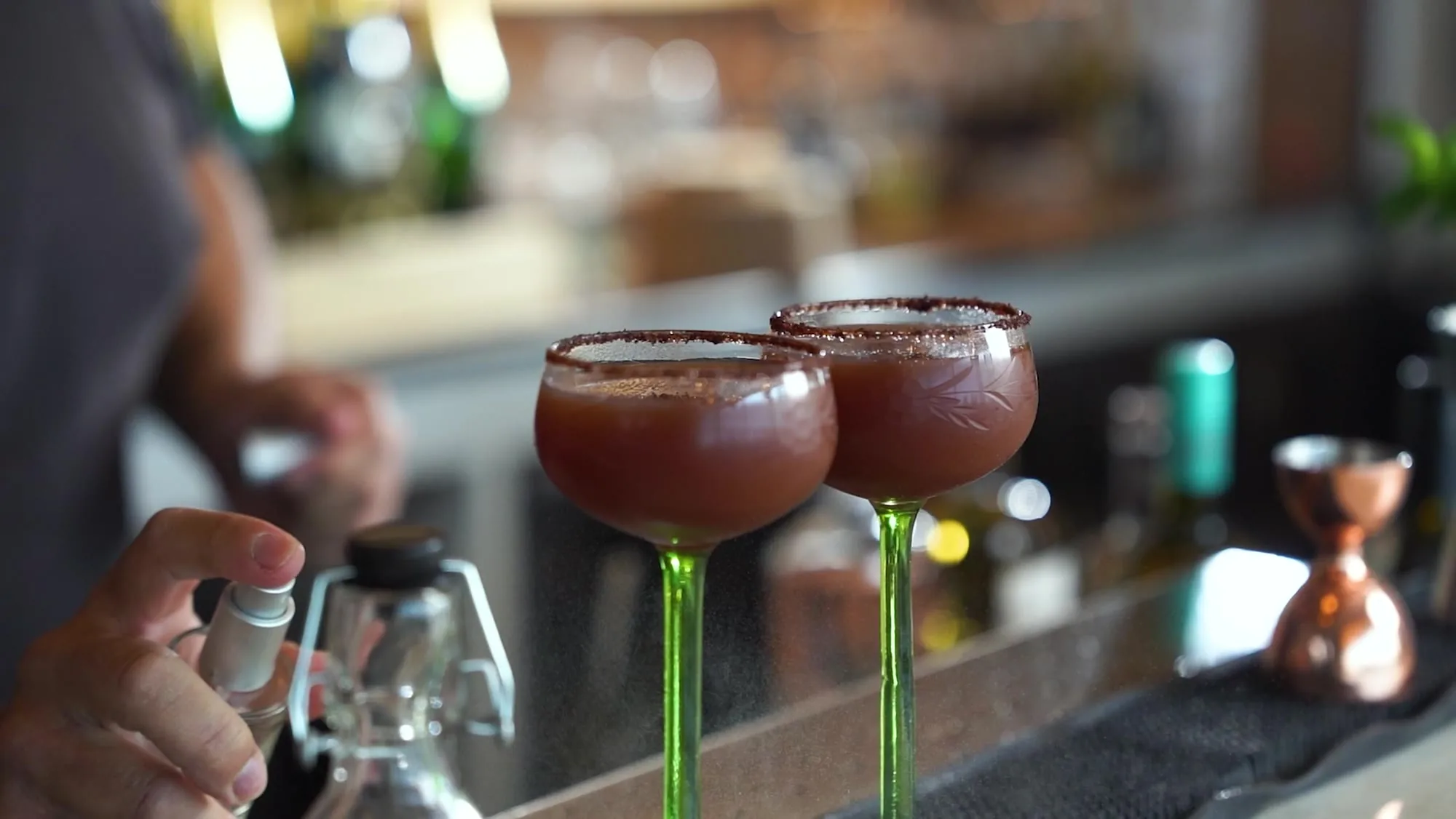 Deux cocktails givrés sur le comptoir