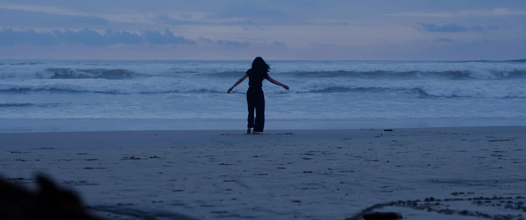 Silhouette au loin sur la plage