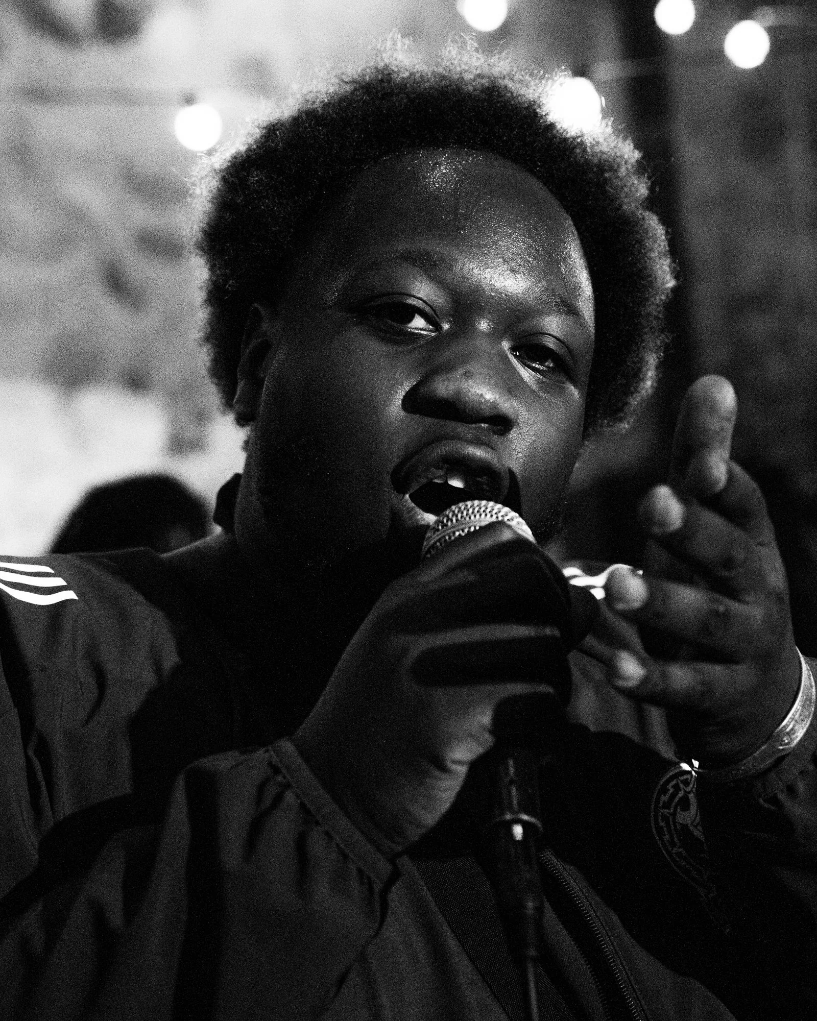 Rappeur au micro, regard face caméra