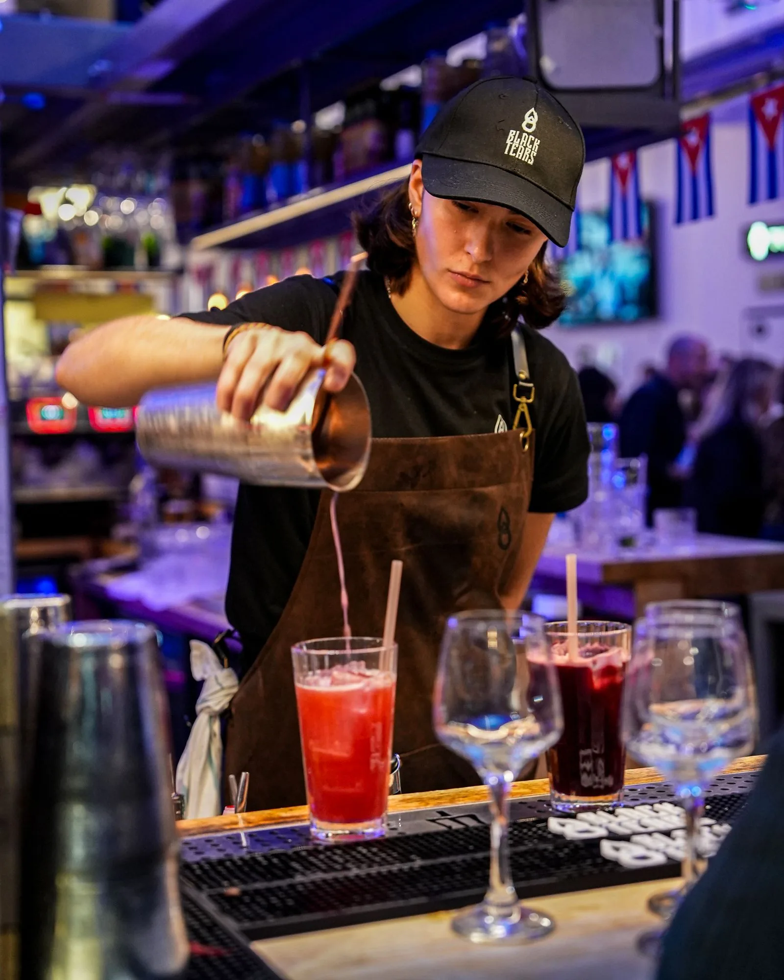 Barmaid au shaker