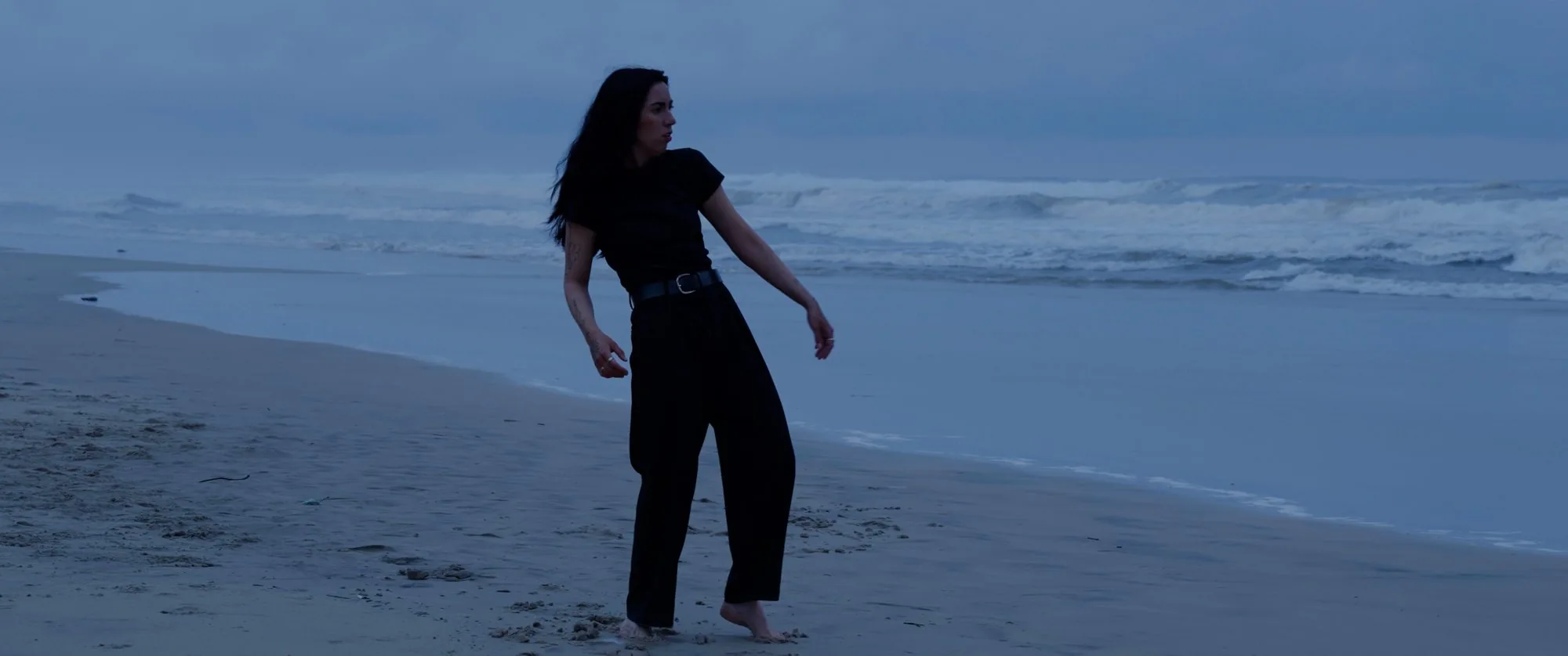 La danseuse sur le sable, au bord de l'eau
