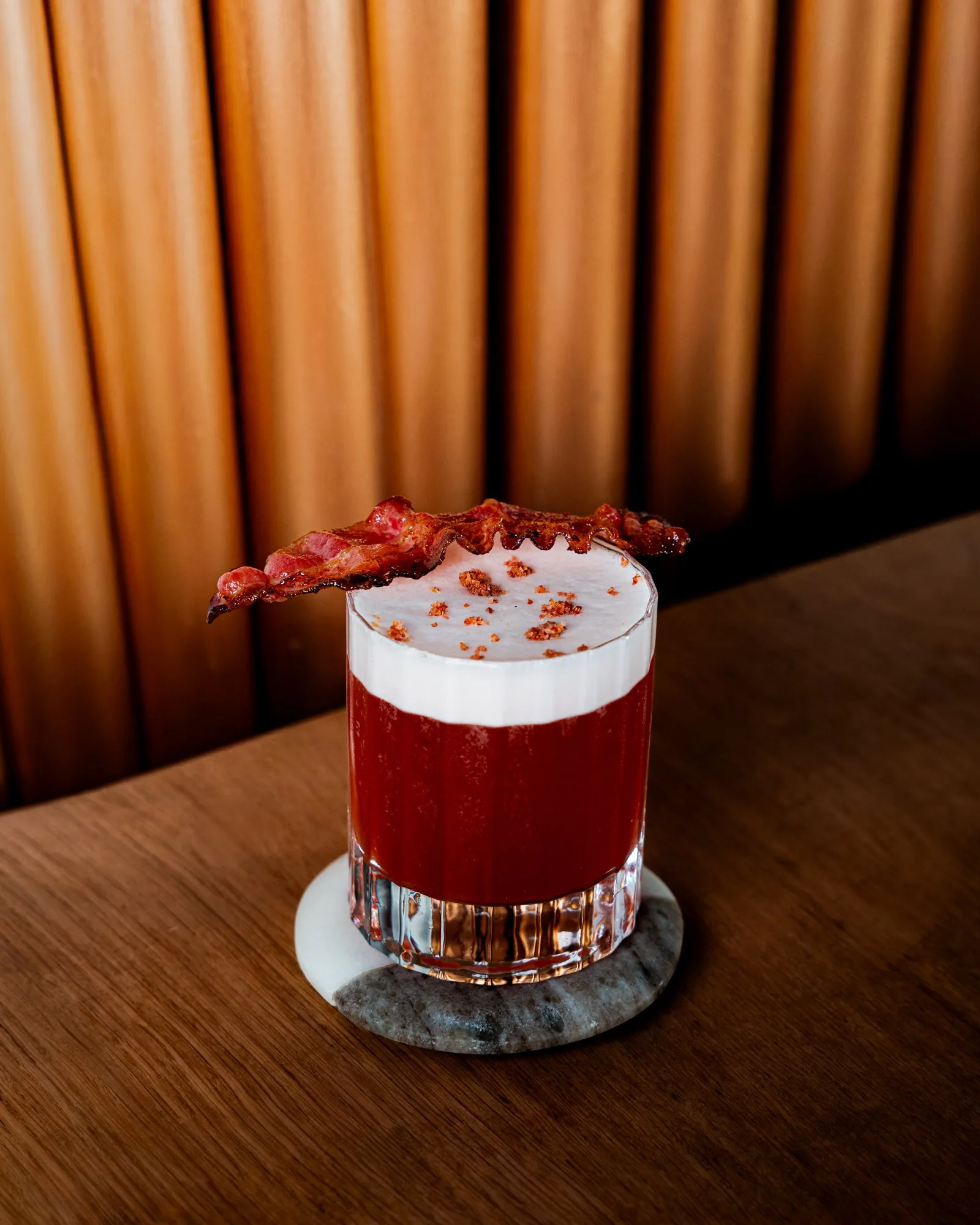 Cocktail rouge garni de bacon