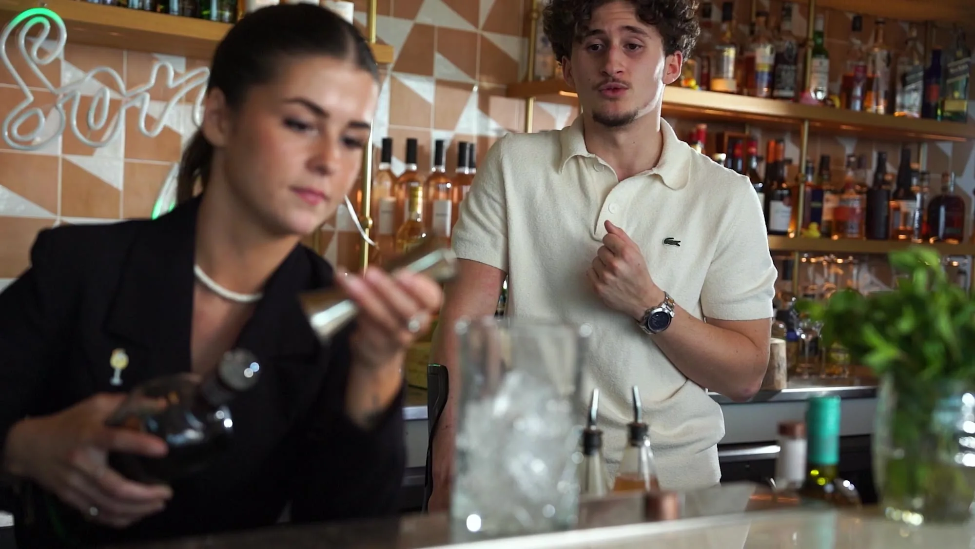 Une barmaid verse son cocktail