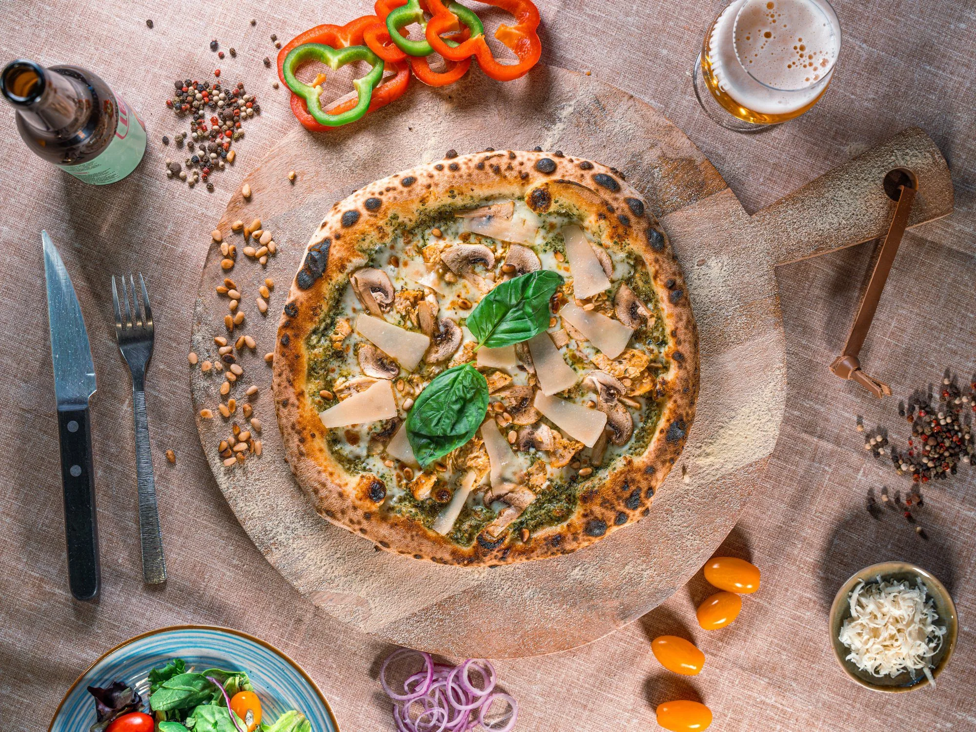 Pizza aux champignons vue de dessus, bières et poivrons