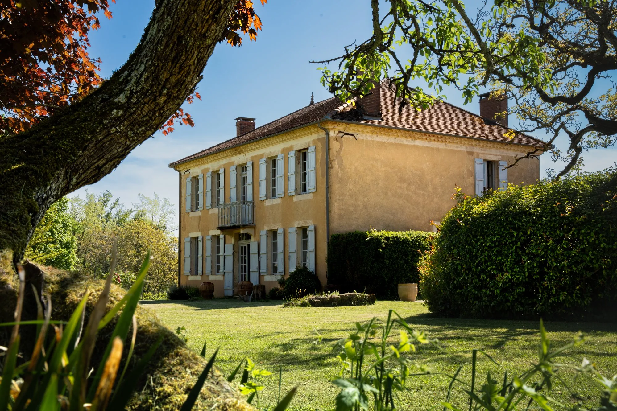 La maison du domaine sous un ciel bleu